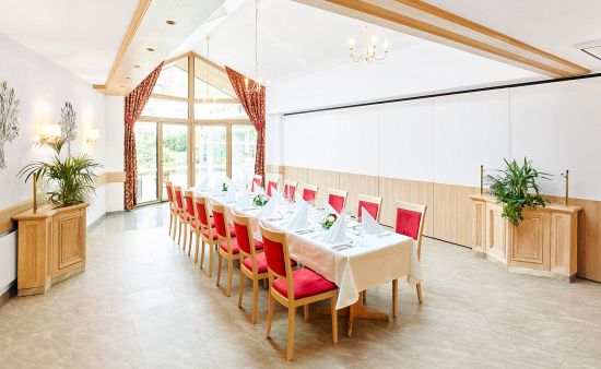 festliche tafel im wintergarten
