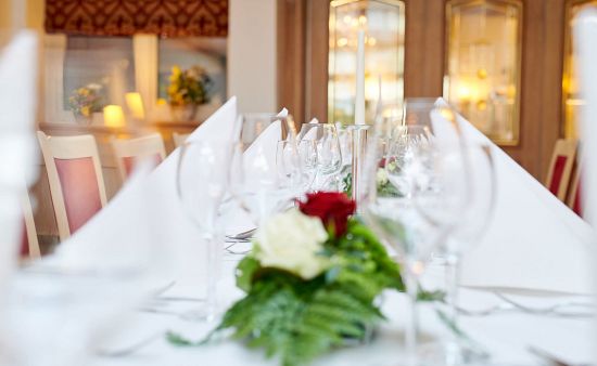 festlich gedeckter tisch
