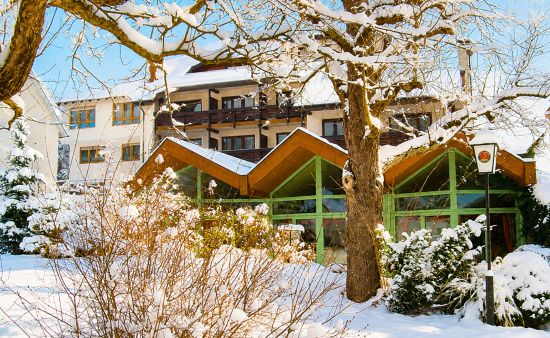 wintergarten des hotel lamm im schnee bei tageslicht