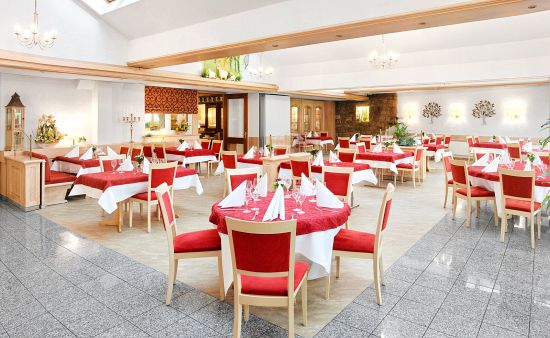 wintergarten mit gedeckten tischen